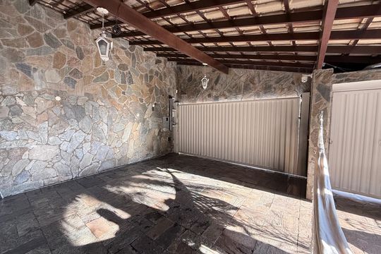 Garagem de casa à venda com 4 quartos, 300m² em Alto Caiçaras, Belo Horizonte