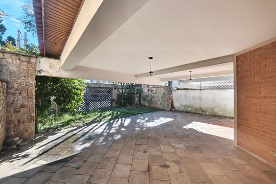 Garagem de casa para alugar com 4 quartos, 450m² em Vila Irmaos Arnoni, São Paulo