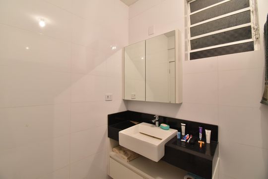 Banheiro de apartamento à venda com 3 quartos, 75m² em Centro, Curitiba