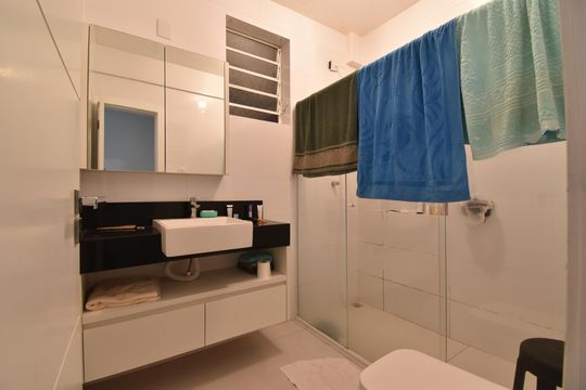Banheiro de apartamento à venda com 3 quartos, 75m² em Centro, Curitiba