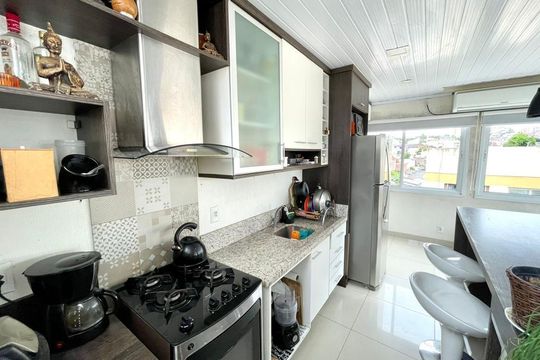 Cozinha de apartamento à venda com 2 quartos, 70m² em Santo Antônio, Porto Alegre