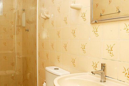 Banheiro de apartamento para alugar com 1 quarto, 50m² em Menino Deus, Porto Alegre
