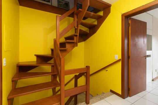 Corredor de casa para alugar com 3 quartos, 250m² em Guarujá, Porto Alegre