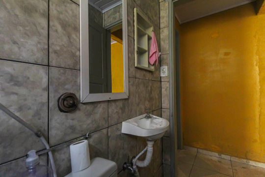 Banheiro de casa para alugar com 2 quartos, 60m² em São Rafael, São Paulo