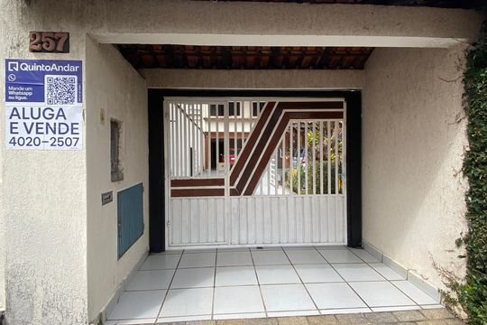 Fachada de casa à venda com 4 quartos, 250m² em Vila Yara, Osasco