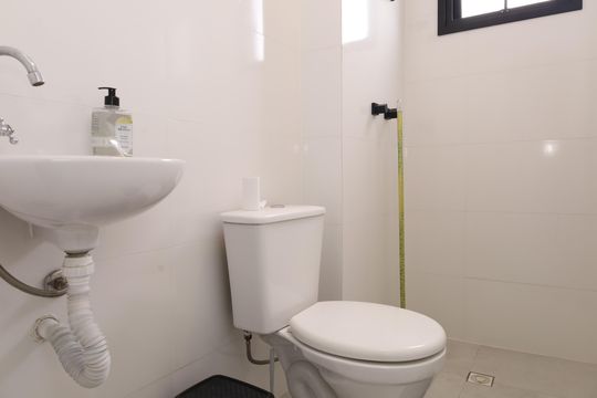 Banheiro social de apartamento à venda com 2 quartos, 56m² em Vila Giordano, São Paulo