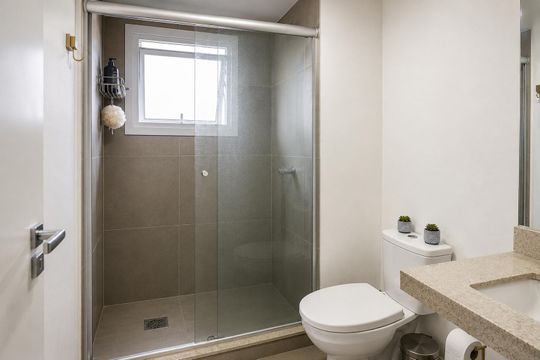 Banheiro de apartamento à venda com 3 quartos, 67m² em São Sebastião, Porto Alegre