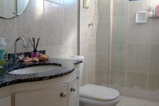 Banheiro de apartamento à venda com 2 quartos, 62m² em Vila Quitauna, Osasco