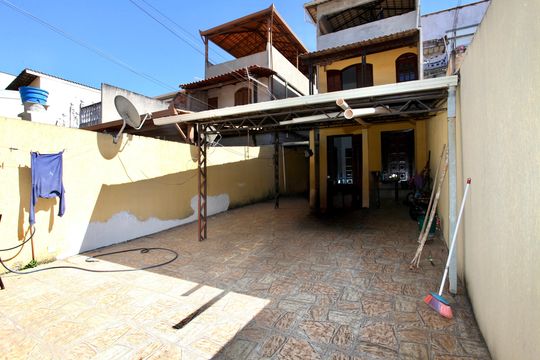 Garagem de casa à venda com 3 quartos, 130m² em Santa Helena, Contagem