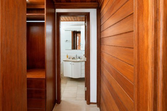 Corredor de casa de condomínio à venda com 3 quartos, 245m² em Engordadouro, Jundiaí