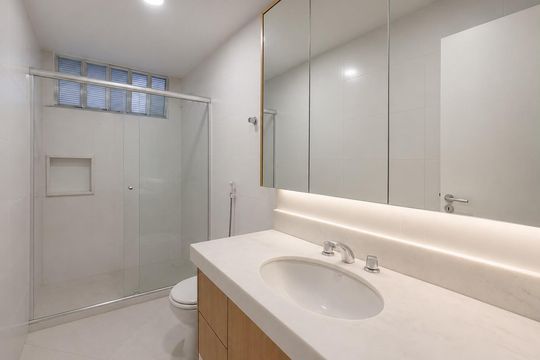 Banheiro de apartamento para alugar com 1 quarto, 50m² em Copacabana, Rio de Janeiro