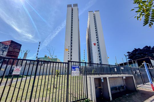 Fachada com Plaquinha de apartamento para alugar com 2 quartos, 36m² em Vila Matilde, São Paulo