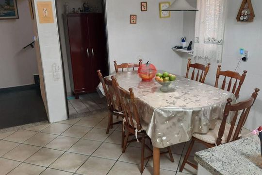 Casa à venda com 3 quartos, 270m² em Vila Scarpelli, Santo André
