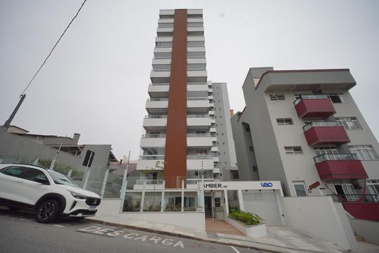Fachada de apartamento para alugar com 2 quartos, 74m² em Barreiros, São José