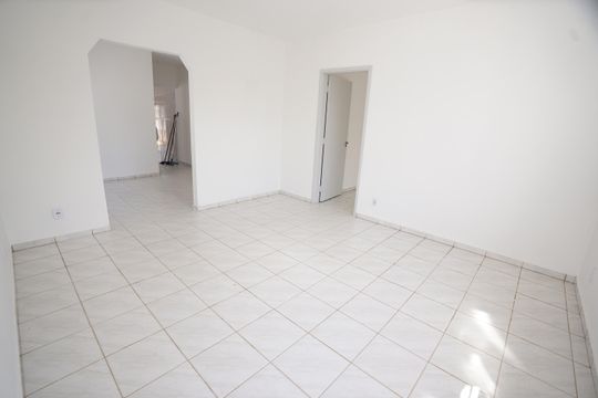 Casa para alugar com 3 quartos, 390m² em Jardim Itaipú, Goiânia