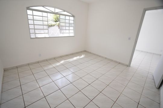 Casa para alugar com 3 quartos, 390m² em Jardim Itaipú, Goiânia