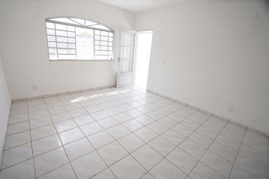 Casa para alugar com 3 quartos, 390m² em Jardim Itaipú, Goiânia