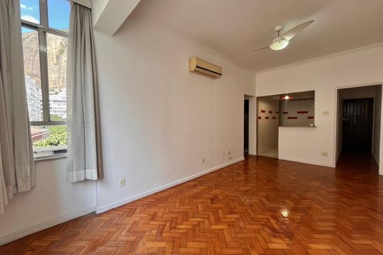 Sala  de apartamento para alugar com 2 quartos, 68m² em Copacabana, Rio de Janeiro