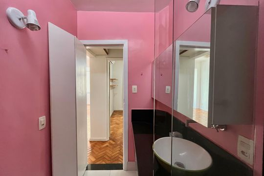 Banheiro  de apartamento para alugar com 2 quartos, 68m² em Copacabana, Rio de Janeiro
