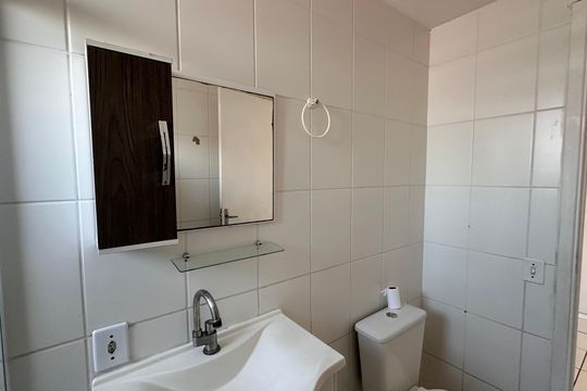 Banheiro social de apartamento para alugar com 2 quartos, 55m² em Jardim Vergueiro, São Paulo