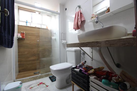 Banheiro de apartamento à venda com 2 quartos, 55m² em Jacarepaguá, Rio de Janeiro