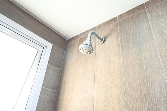 Banheiro de apartamento à venda com 2 quartos, 48m² em Parque Jaçatuba, Santo André