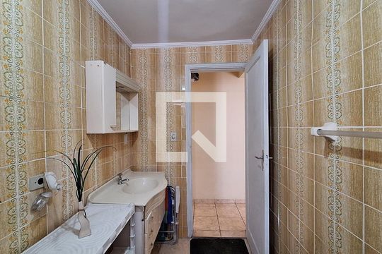 Banheiro de apartamento para alugar com 1 quarto, 70m² em Guilhermina, Praia Grande