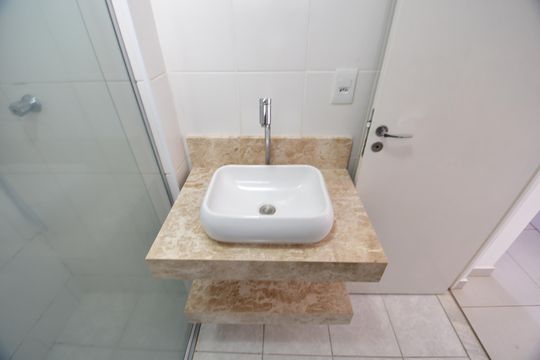 Banheiro de apartamento à venda com 1 quarto, 46m² em Centro, Campinas