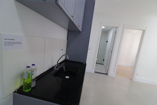 Cozinha de apartamento para alugar com 2 quartos, 33m² em Jardim Sabara, São Paulo