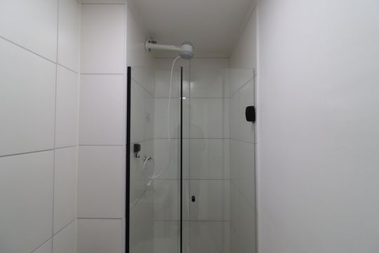 Banheiro de apartamento para alugar com 2 quartos, 33m² em Jardim Sabara, São Paulo