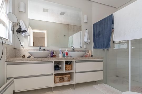 Banheiro da Suíte de casa de condomínio à venda com 3 quartos, 242m² em Residencial Real Park Sumaré, Sumaré