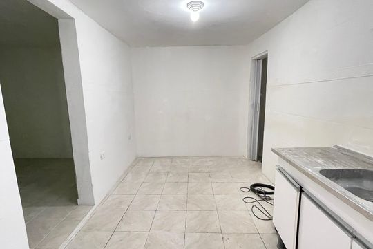 Cozinha de casa para alugar com 1 quarto, 60m² em Jardim Luísa, São Paulo
