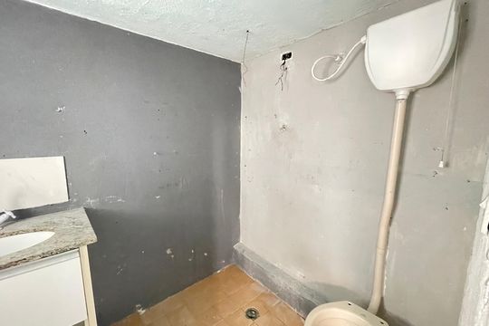 Banheiro de serviço de casa para alugar com 2 quartos, 60m² em Jardim Luísa, São Paulo