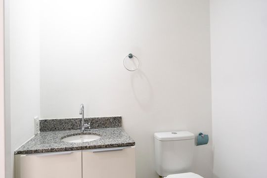 Banheiro de kitnet/studio para alugar com 1 quarto, 26m² em Penha de França, São Paulo