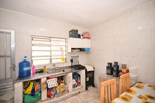 Cozinha de casa à venda com 2 quartos, 70m² em Jardim Inga, São Paulo