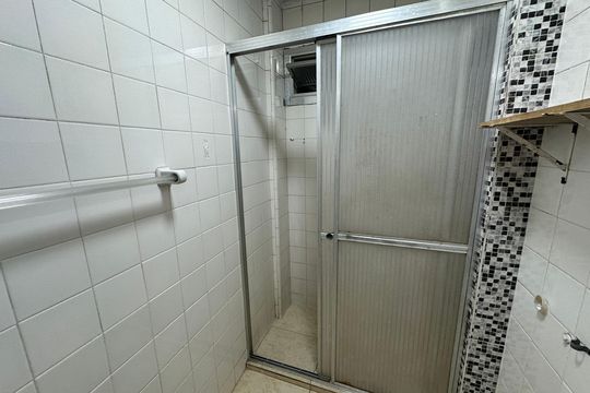 Banheiro de apartamento para alugar com 1 quarto, 35m² em Itararé, São Vicente
