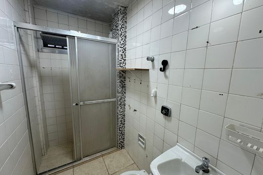 Banheiro de apartamento para alugar com 1 quarto, 35m² em Itararé, São Vicente