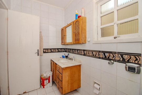Banheiro de casa à venda com 4 quartos, 300m² em Jardim Sabará, Porto Alegre