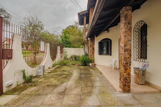 Área externa de casa à venda com 4 quartos, 300m² em Jardim Sabará, Porto Alegre