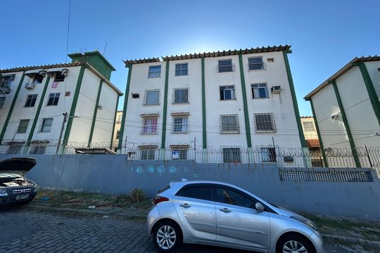 Fachada + placa de apartamento para alugar com 2 quartos, 48m² em Inhaúma, Rio de Janeiro
