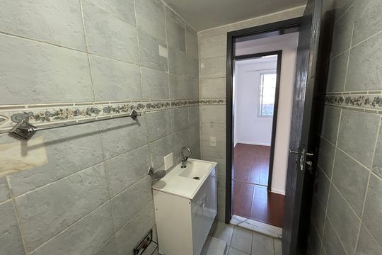 Banheiro de apartamento para alugar com 2 quartos, 48m² em Inhaúma, Rio de Janeiro