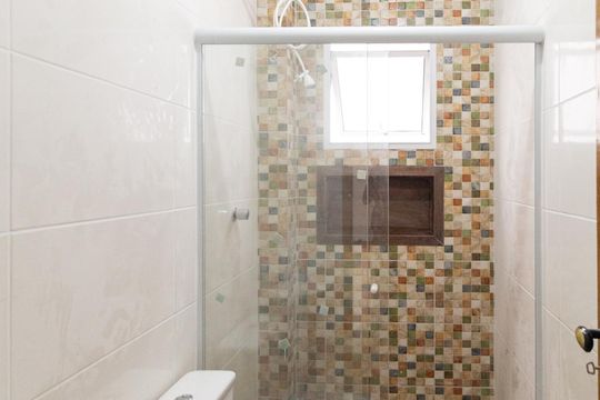 Banheiro de apartamento para alugar com 2 quartos, 45m² em Jardim Maria Beatriz, Carapicuíba