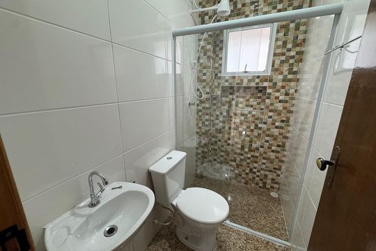 Banheiro de apartamento para alugar com 2 quartos, 45m² em Jardim Maria Beatriz, Carapicuíba