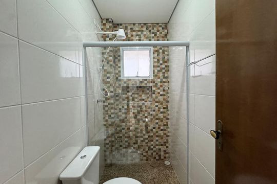 Banheiro de apartamento para alugar com 2 quartos, 45m² em Jardim Maria Beatriz, Carapicuíba