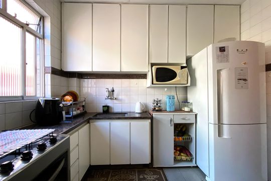 Cozinha de apartamento à venda com 3 quartos, 75m² em Santo Antônio, Belo Horizonte