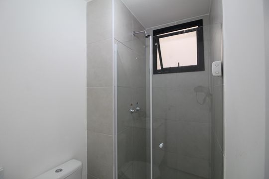 Banheiro de apartamento para alugar com 2 quartos, 45m² em Barra Olímpica, Rio de Janeiro