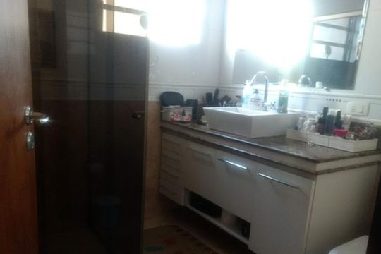 Banheiro de casa à venda com 3 quartos, 150m² em Jardim Los Angeles, São Paulo