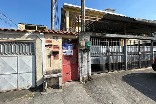 Fachada + placa de casa para alugar com 2 quartos, 75m² em Osvaldo Cruz, Rio de Janeiro