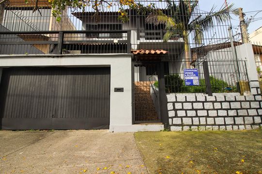 Fachada de casa para alugar com 5 quartos, 300m² em Medianeira, Porto Alegre