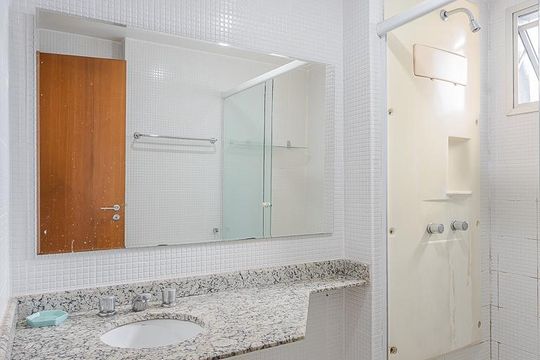 Banheiro da Suíte de apartamento para alugar com 1 quarto, 50m² em Pinheiros, São Paulo